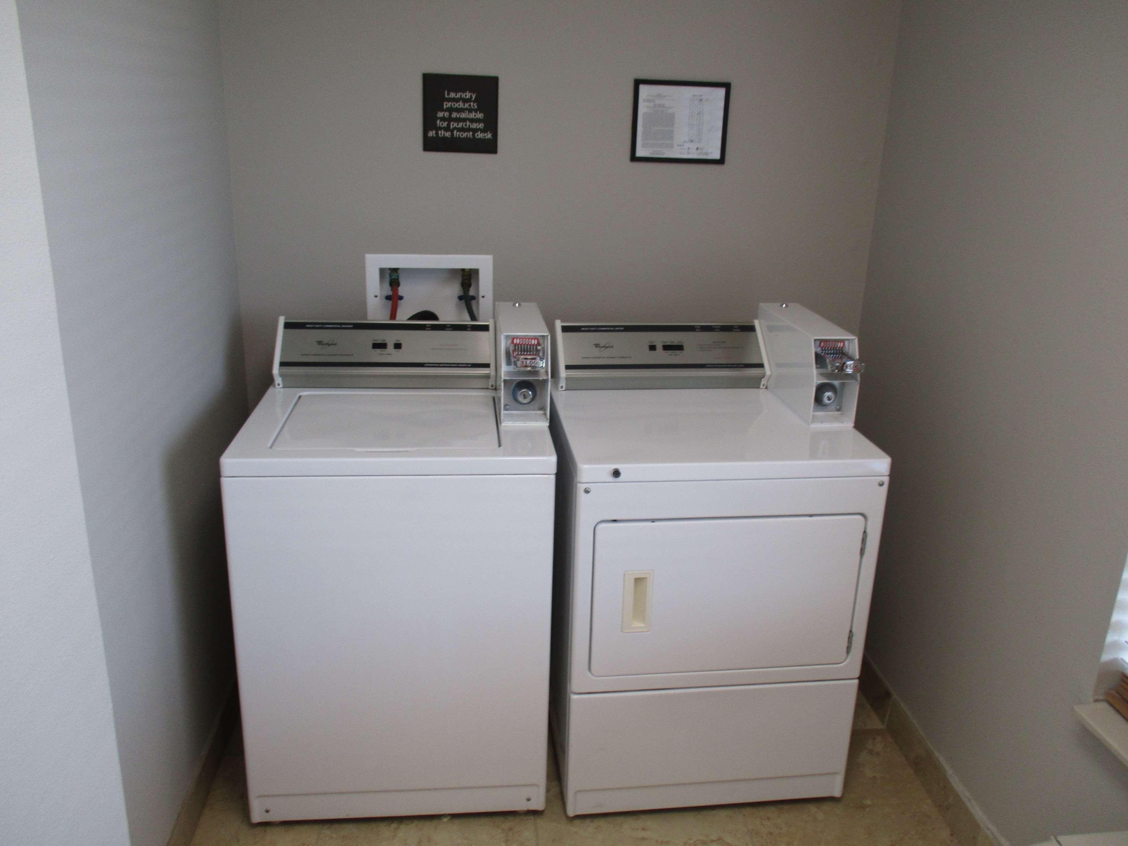 Best Western Golden Prairie Inn And Suites Sidney Esterno foto