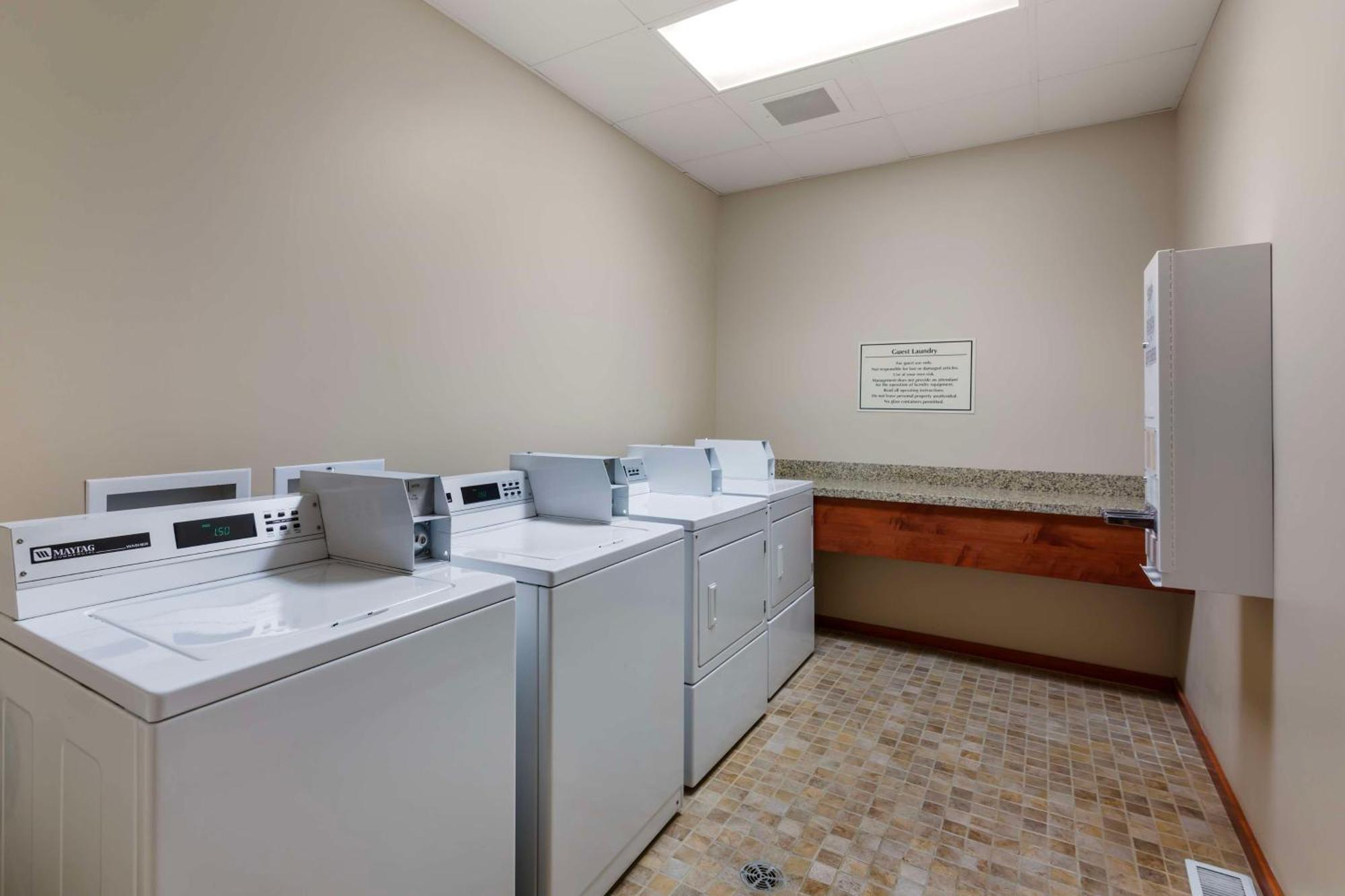 Best Western Golden Prairie Inn And Suites Sidney Esterno foto